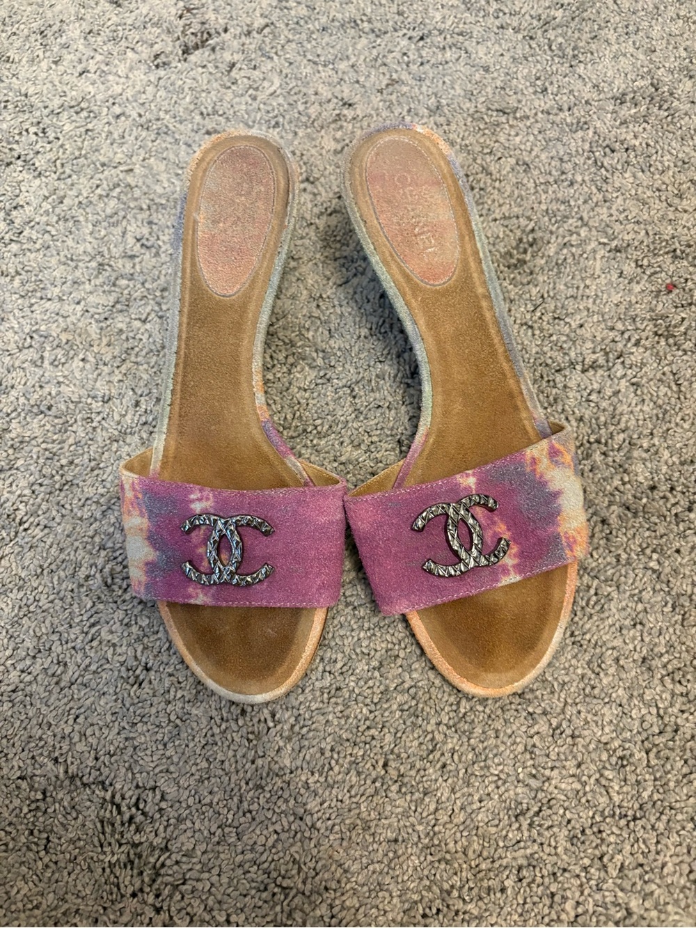 CHANEL Pink Tie-Dye Suede Vintage Slide Kitten Heels with Interlocking CC Logo